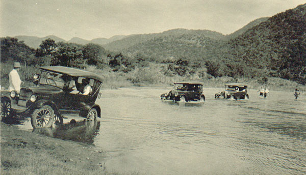 vintage cars 1920 crossing queens river
